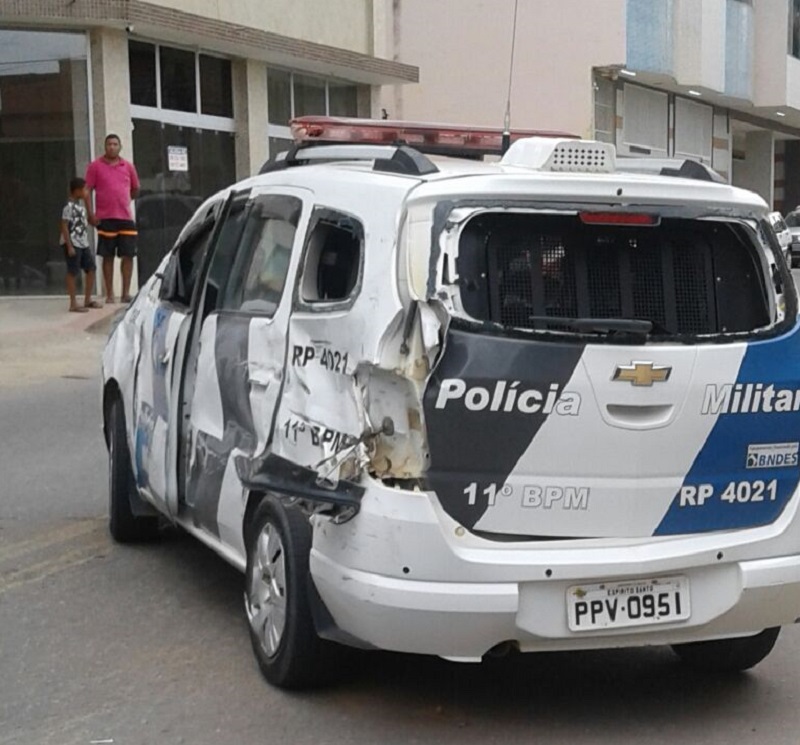 Viatura da PM capota enquanto perseguia motoqueiro em Barra de São Francisco