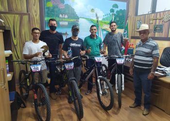 Atletas de Downhill são recepcionados pelo prefeito João Rufino