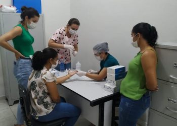 Enfermeiras são capacitadas para realização de testes rápidos no CTA Mantena