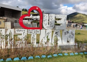 Letreiro turístico “EU AMO MANTENA” foi alvo de vandalismo